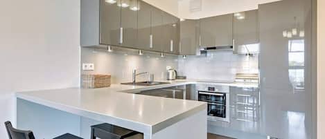 Fridge, oven, stovetop, dishwasher