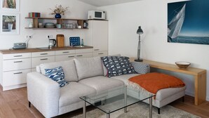Living area - "Himmelblau" Vacation Home—Modern, High-End Furnishings, Air-Conditioned (Waldsieversdorf)