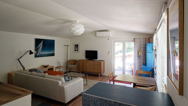 Living area - "Himmelblau" Vacation Home—Modern, High-End Furnishings, Air-Conditioned (Waldsieversdorf)