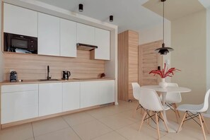 Wasserkocher mit Kaffee-/Teezubehör, Kühlschrank, Mikrowelle, Herdplatte