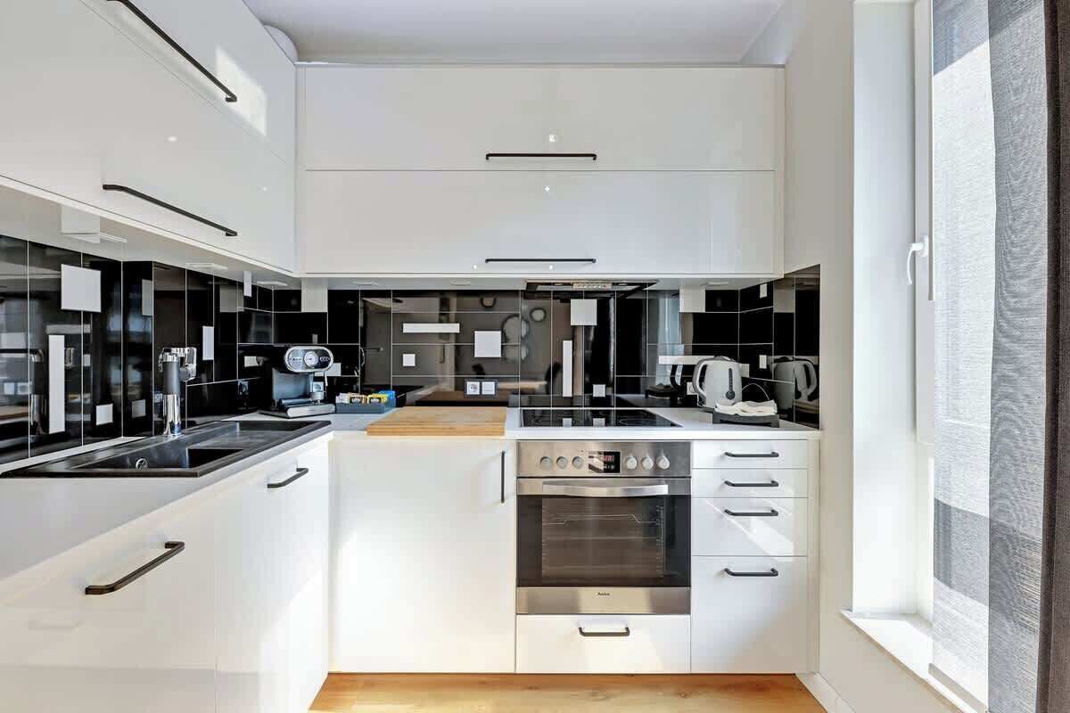 Coffee/tea maker, fridge, oven, stovetop