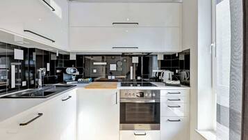 Coffee/tea maker, fridge, oven, stovetop