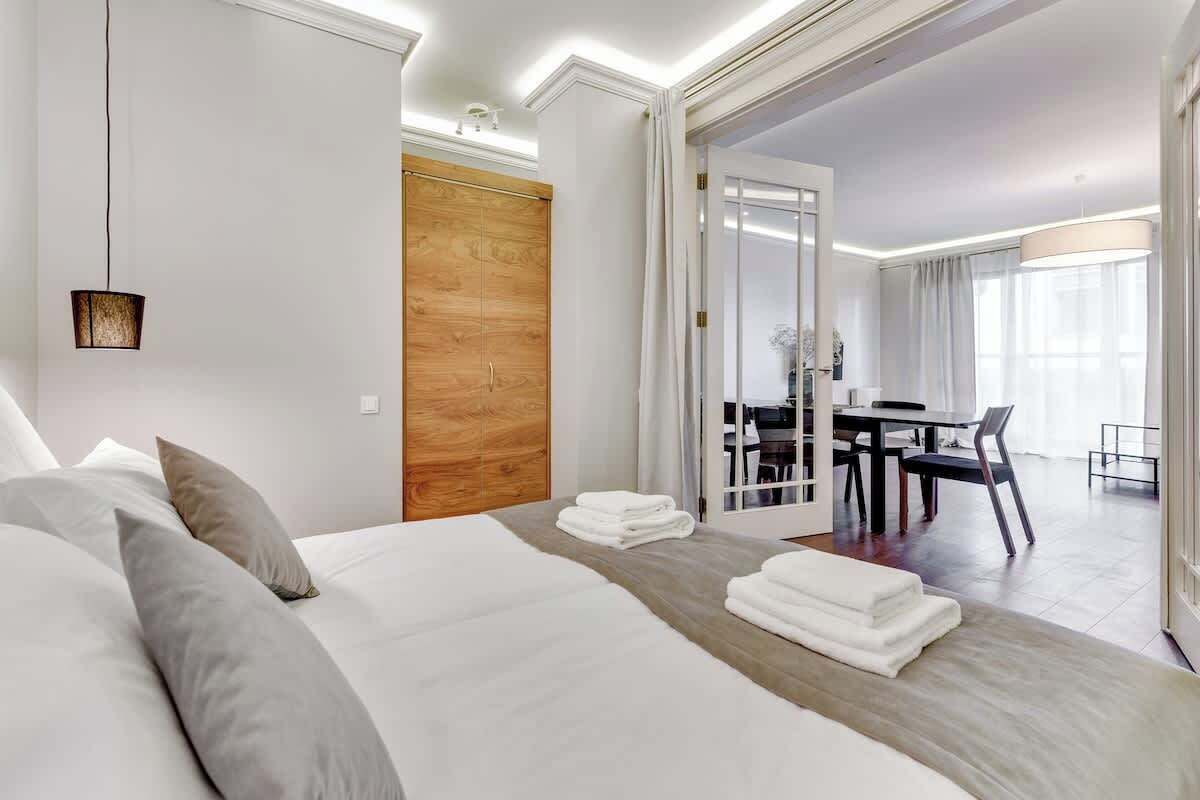 Iron/ironing board, travel crib, WiFi, bed sheets