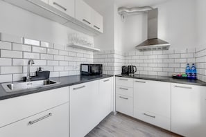 Wasserkocher mit Kaffee-/Teezubehör, Kühlschrank, Mikrowelle, Herdplatte