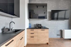 Wasserkocher mit Kaffee-/Teezubehör, Kühlschrank, Mikrowelle, Ofen