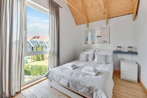 Tabla de planchar con plancha, wifi y ropa de cama 