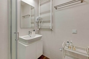 Dusche, Haartrockner, Shampoo
