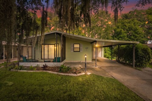2/2 Peaceful Retreat in Village of Country Club
