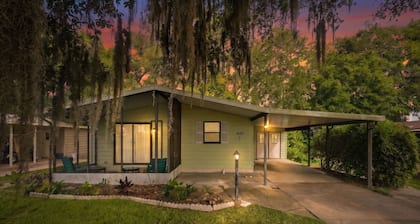 2/2 Peaceful Retreat in Village of Country Club