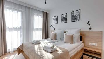 Een strijkplank/strijkijzer, reisbedje, wifi, beddengoed