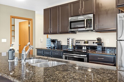 Riverfront Retreat – 10 Mins to Lambeau!