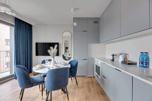 Wasserkocher mit Kaffee-/Teezubehör, Kühlschrank, Ofen, Herdplatte