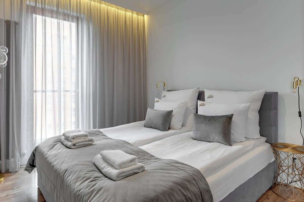 Iron/ironing board, travel crib, WiFi, bed sheets