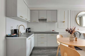Wasserkocher mit Kaffee-/Teezubehör, Kühlschrank, Mikrowelle, Herdplatte