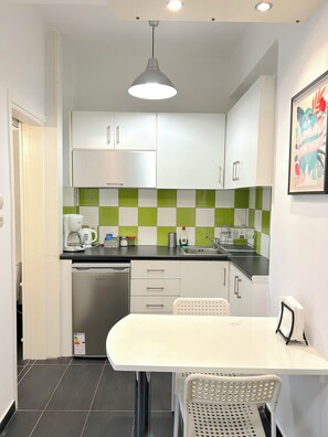 Private kitchen - Cozy Studio Near City Center I Walk to Metro (Athina)