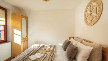 Iron/ironing board, travel crib, WiFi, bed sheets