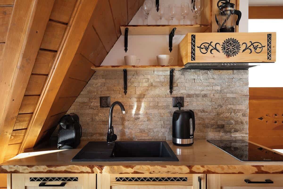 Kylskåp, mikrovågsugn, spishäll och diskmaskin