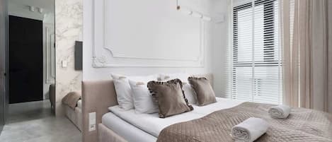 Tabla de planchar con plancha, wifi y ropa de cama
