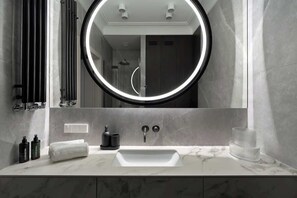Dusche, Haartrockner, Shampoo