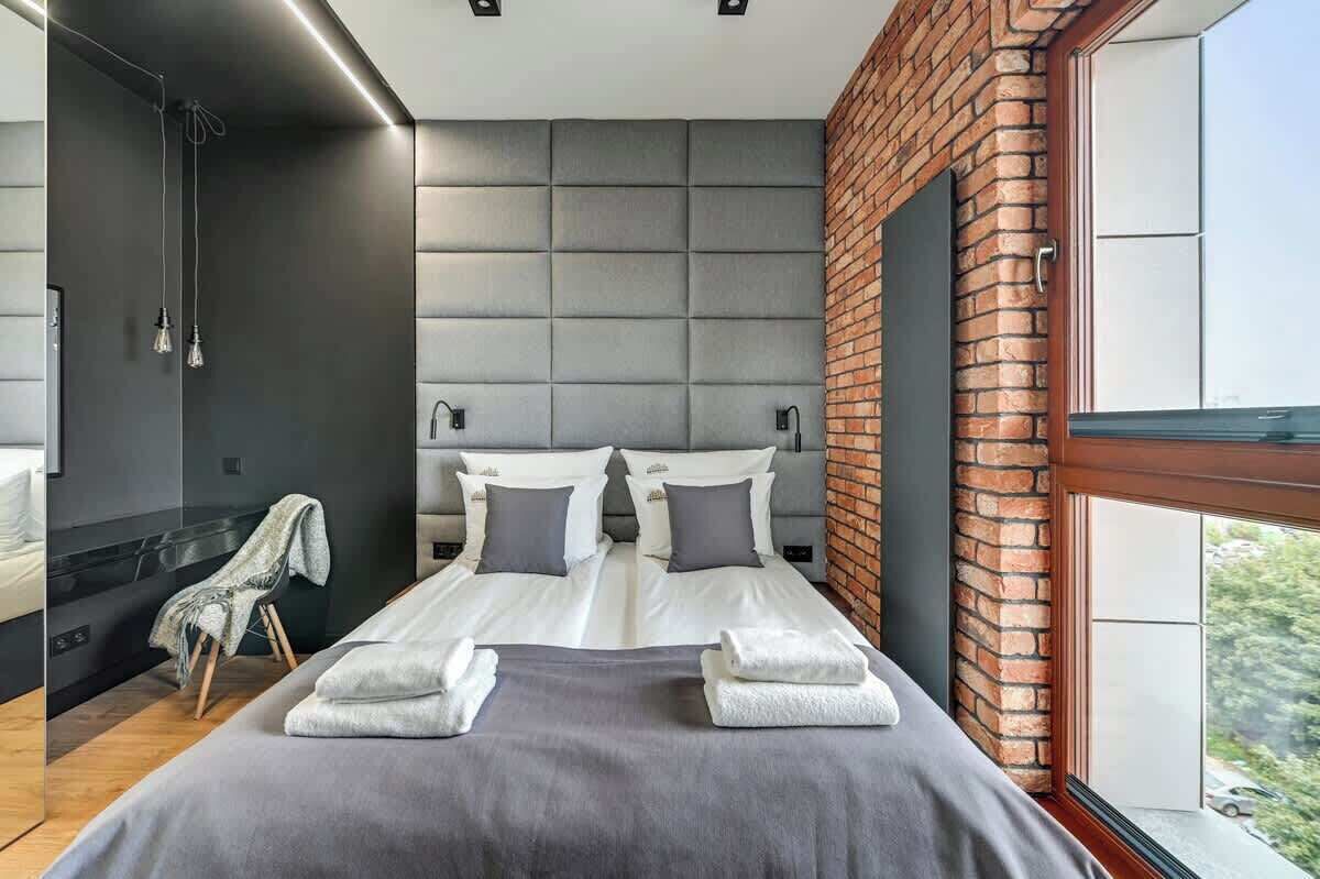Een strijkplank/strijkijzer, reisbedje, wifi, beddengoed