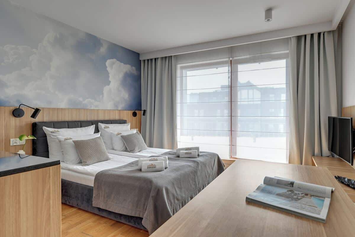 Iron/ironing board, travel crib, WiFi, bed sheets