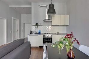 Wasserkocher mit Kaffee-/Teezubehör, Kühlschrank, Ofen, Herdplatte