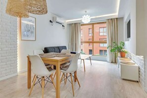 Dining - Aura 99B | Riverside | City Center (Gdańsk)