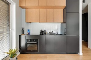 Wasserkocher mit Kaffee-/Teezubehör, Kühlschrank, Ofen, Herdplatte