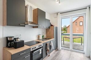Wasserkocher mit Kaffee-/Teezubehör, Kühlschrank, Ofen, Herdplatte