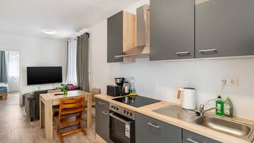 Coffee/tea maker, fridge, oven, stovetop