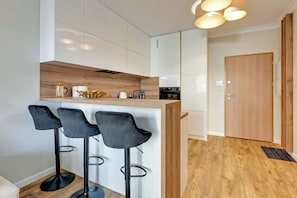 Wasserkocher mit Kaffee-/Teezubehör, Kühlschrank, Ofen, Herdplatte