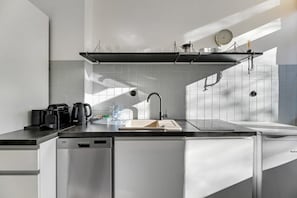 Wasserkocher mit Kaffee-/Teezubehör, Kühlschrank, Mikrowelle, Ofen