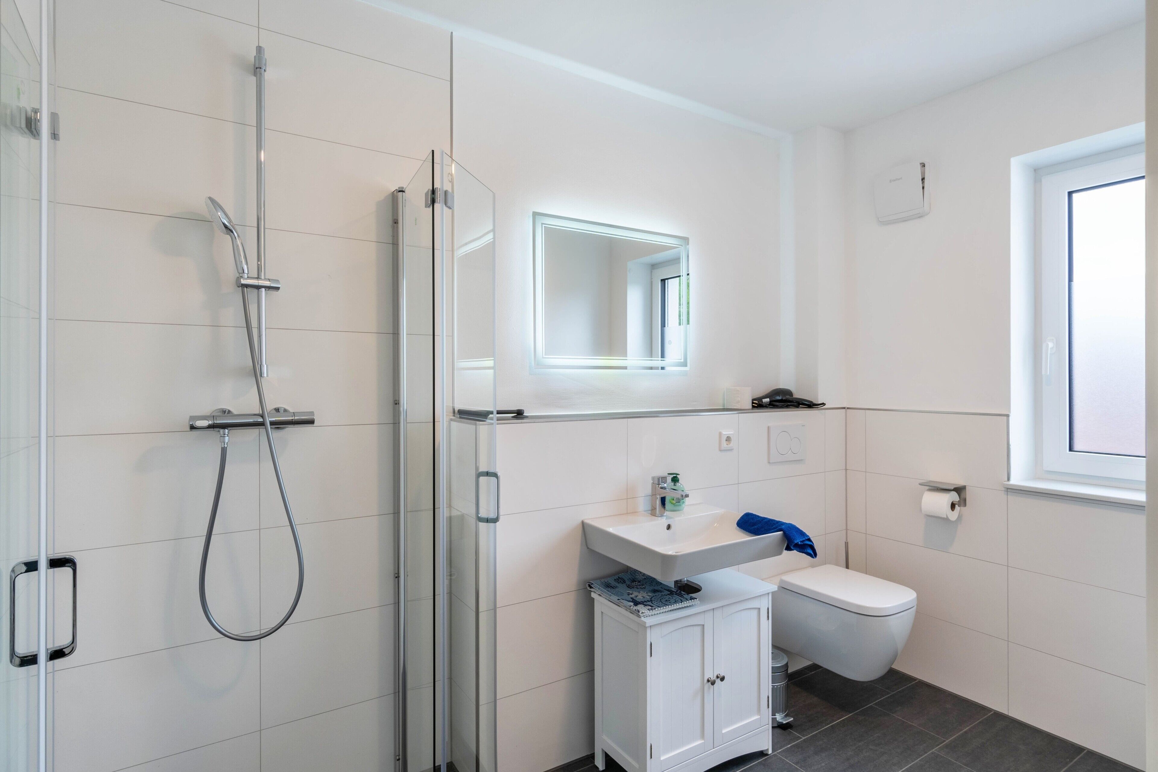 Dusche, Haartrockner, Handtücher