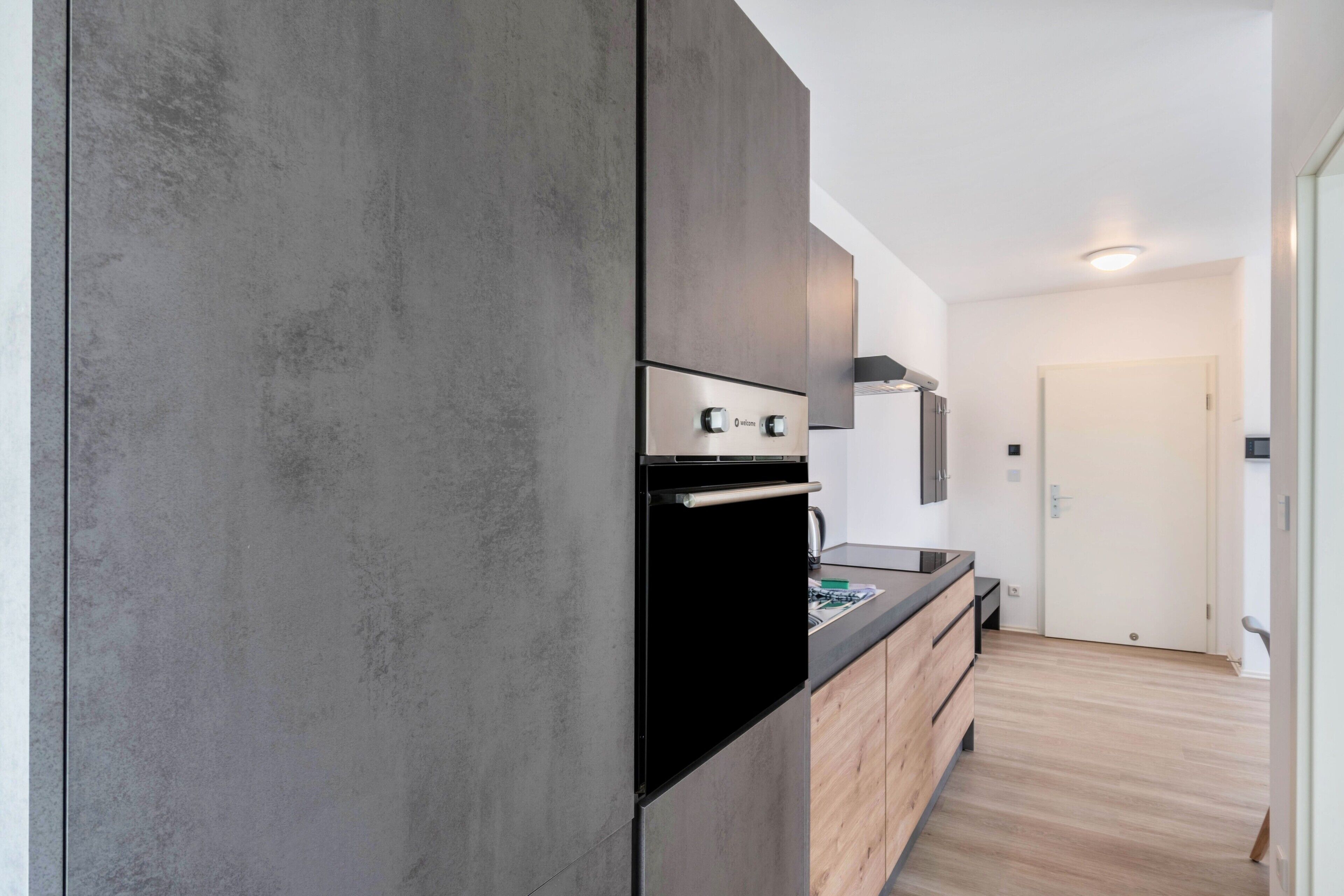Coffee/tea maker, fridge, oven, stovetop