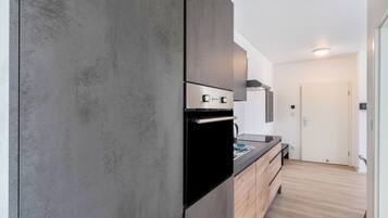 Coffee/tea maker, fridge, oven, stovetop