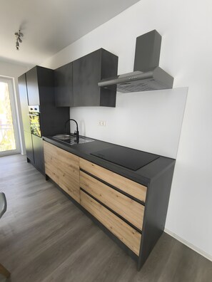 Køleskab, ovn, kogeplade, opvaskemaskine
