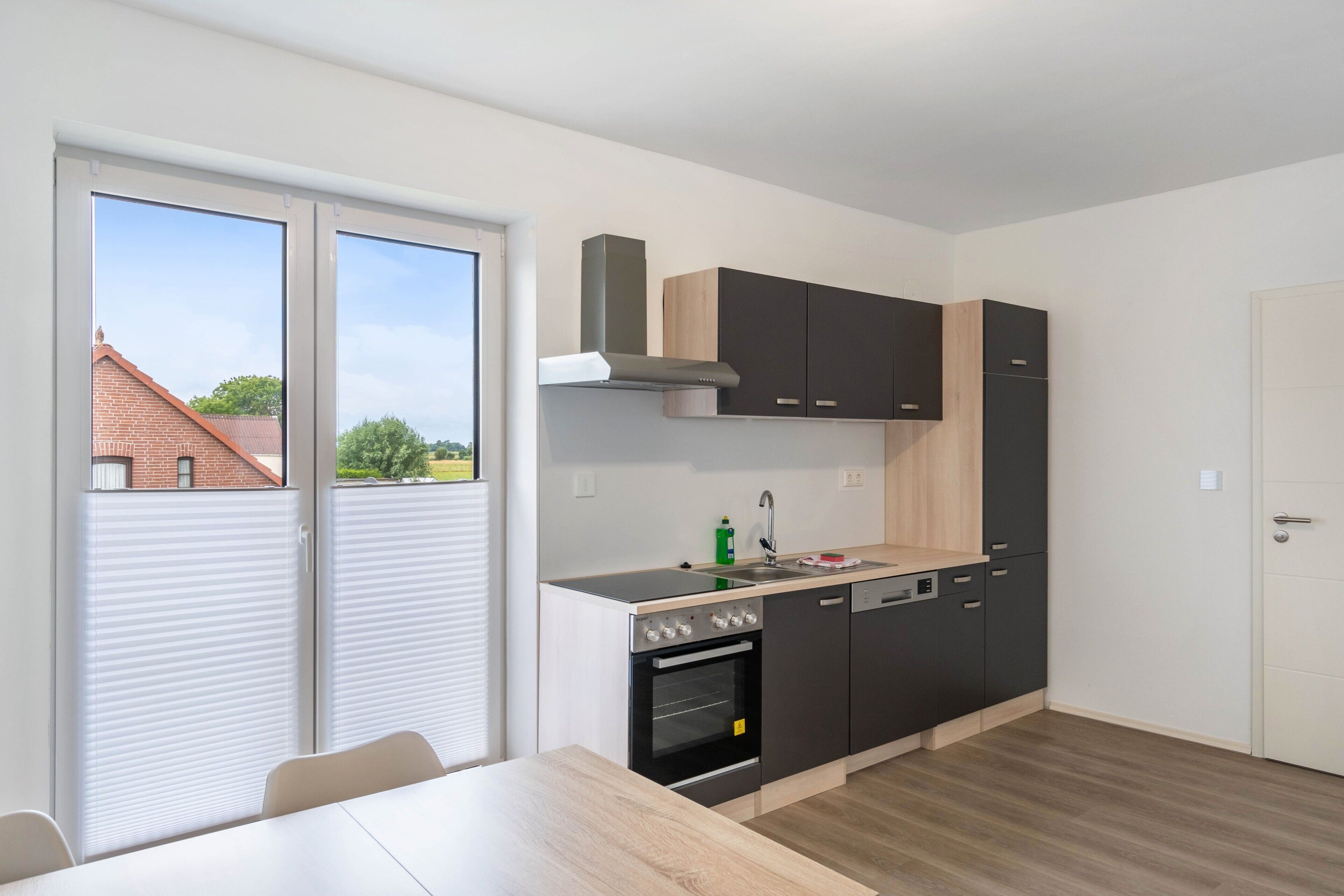 Wasserkocher mit Kaffee-/Teezubehör, Kühlschrank, Ofen, Herdplatte