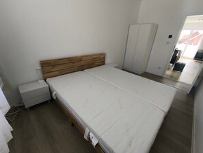 WiFi, bed sheets