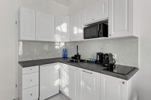 Wasserkocher mit Kaffee-/Teezubehör, Kühlschrank, Mikrowelle, Herdplatte