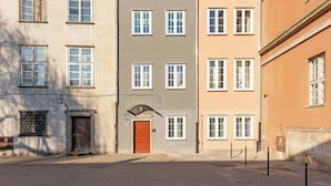 A street view with buildings, a closed shop, and a clear sky. - Długa Street | Main Old Town (Gdańsk)