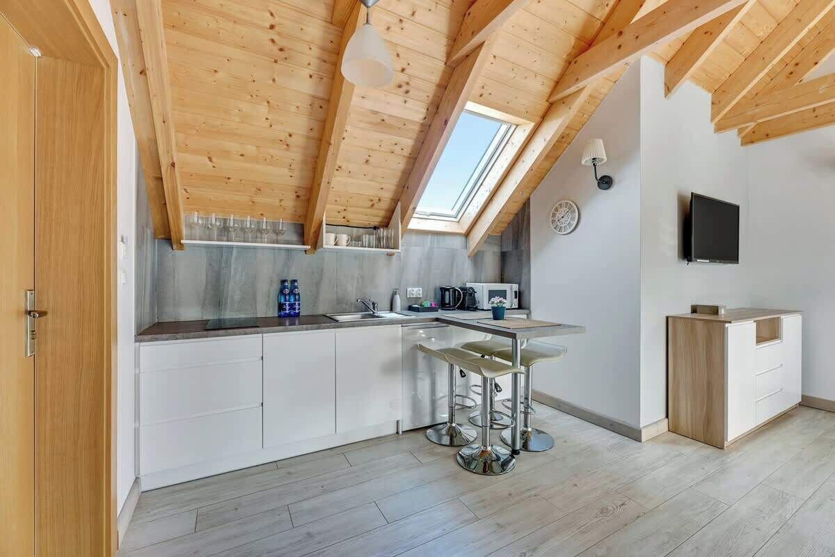 Microwave, stovetop, dishwasher, coffee/tea maker