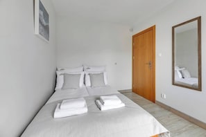 Tabla de planchar con plancha, wifi y ropa de cama 