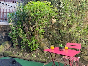 Outdoor dining - Vrbo Property (Olliergues)