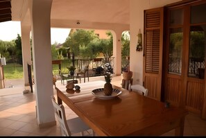 Outdoor dining - Villa 'Casa di Zoe' with Private Terrace, Wi-Fi, and Air Conditioning (Partinico)