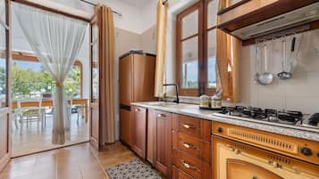 Frigorifero, microonde, forno, piano cottura