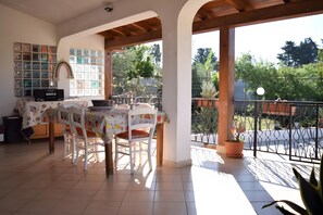 Outdoor dining - Villa 'Casa di Zoe' with Private Terrace, Wi-Fi, and Air Conditioning (Partinico)
