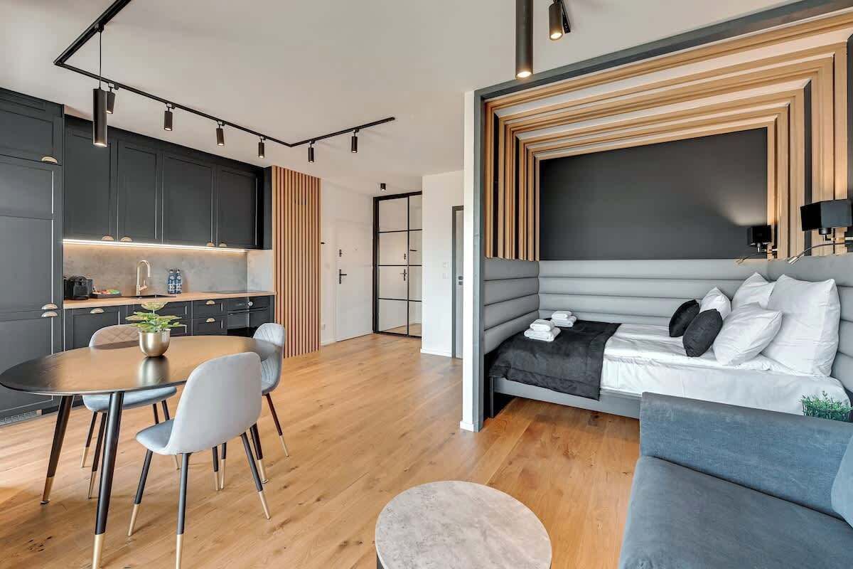 Iron/ironing board, travel crib, WiFi, bed sheets