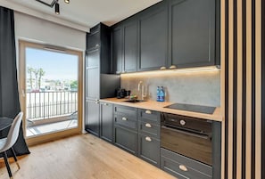Wasserkocher mit Kaffee-/Teezubehör, Kühlschrank, Mikrowelle, Ofen