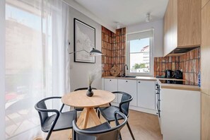 Wasserkocher mit Kaffee-/Teezubehör, Kühlschrank, Ofen, Herdplatte
