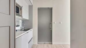 Et moderne køkken med mikrobølgeovn, ovn og vask.